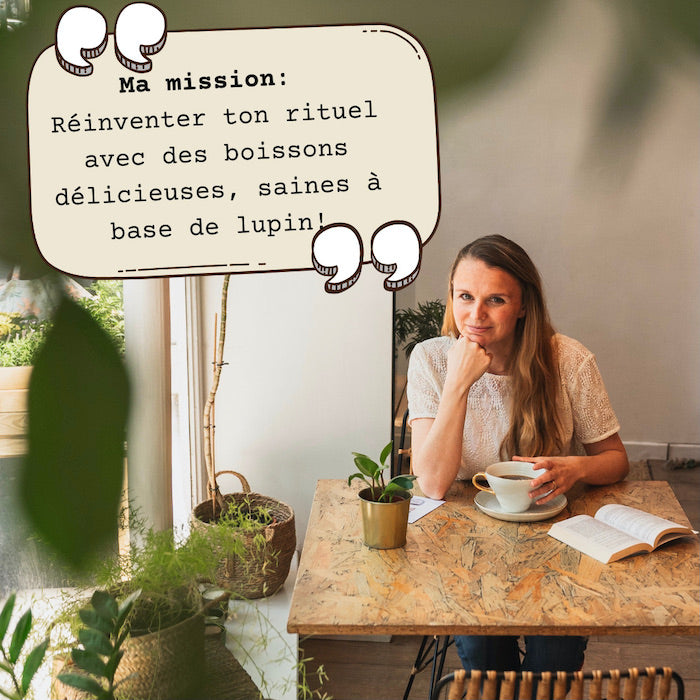 La créatrice de Lupi Coffee en train de boire un café de lupin