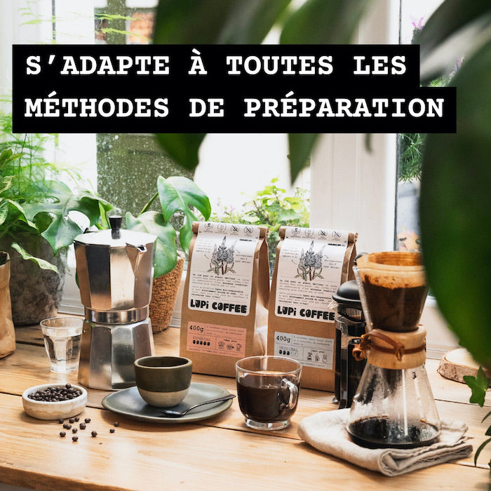 Café de lupin entouré de nombreuses cafetières