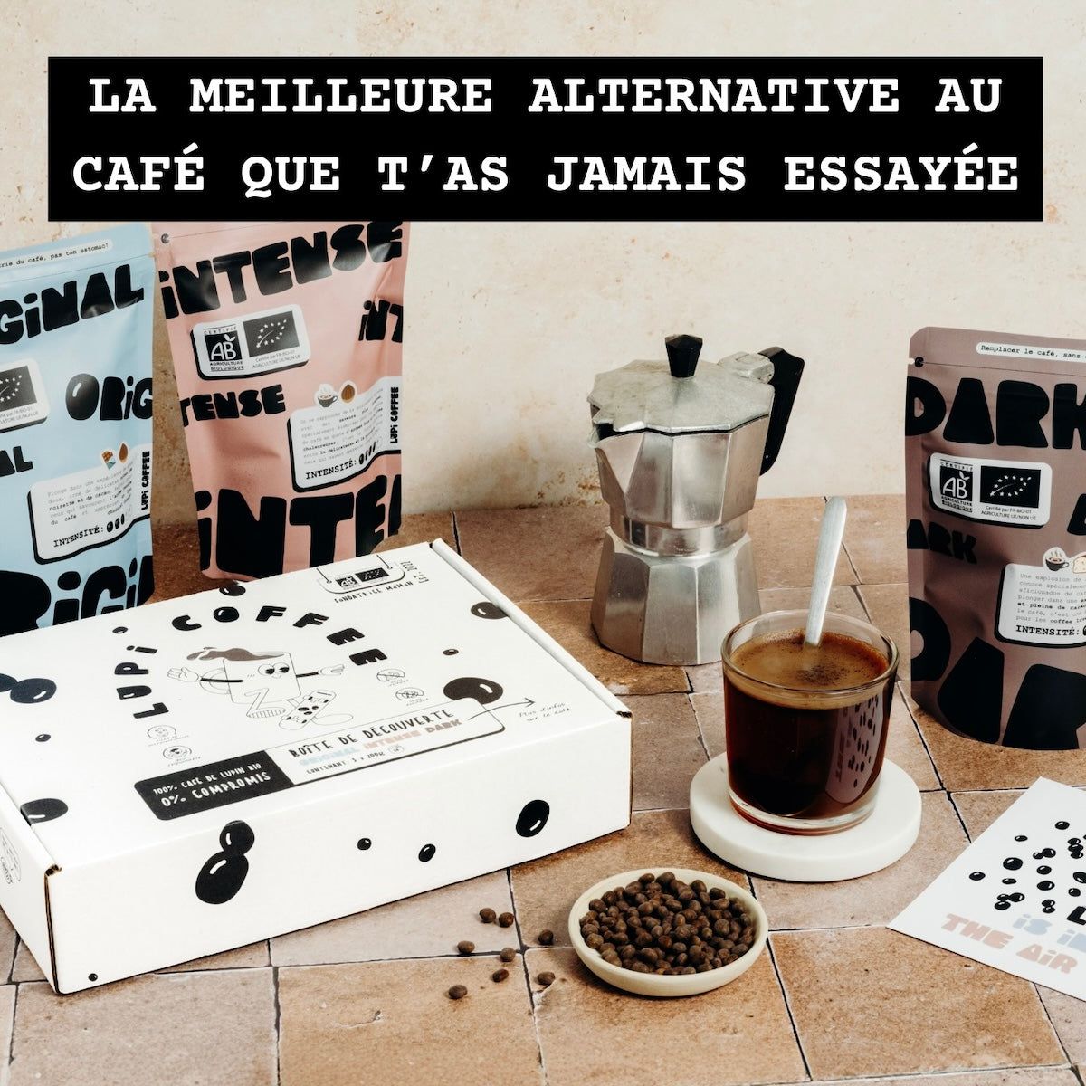 Un café de lupin sur une table avec la boîte de découverte de la marque Lupi Coffee
