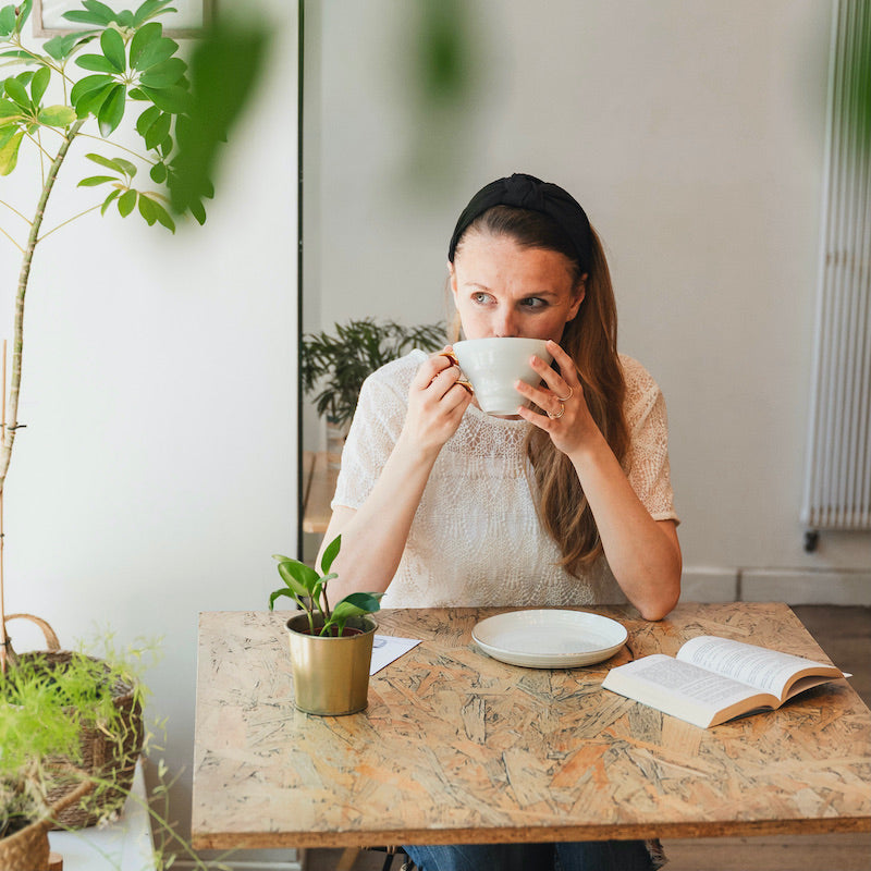 La fondatrice de  Lupi Coffee Anais Marescaux en train de boire un café de lupin