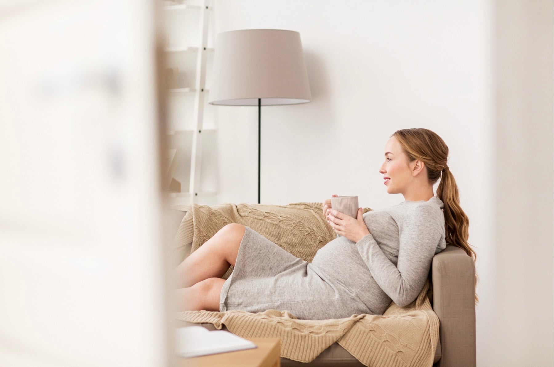 Peut-on boire du café enceinte ? Risques et alternatives