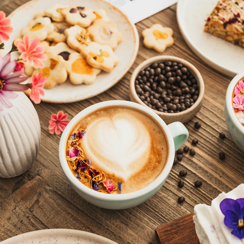 Café de lupin avec fleurs comestibles