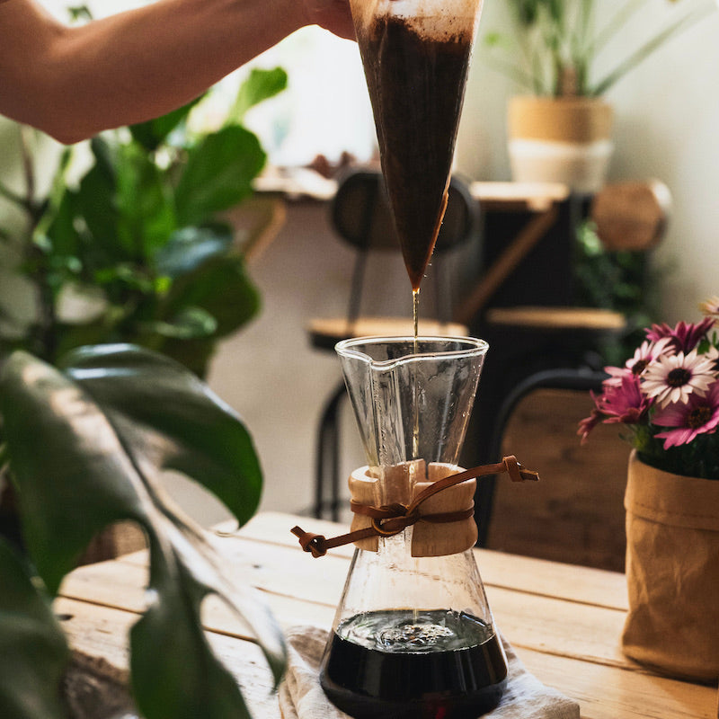 Café de lupin en train d'être préparé dans une cafetière à filtre